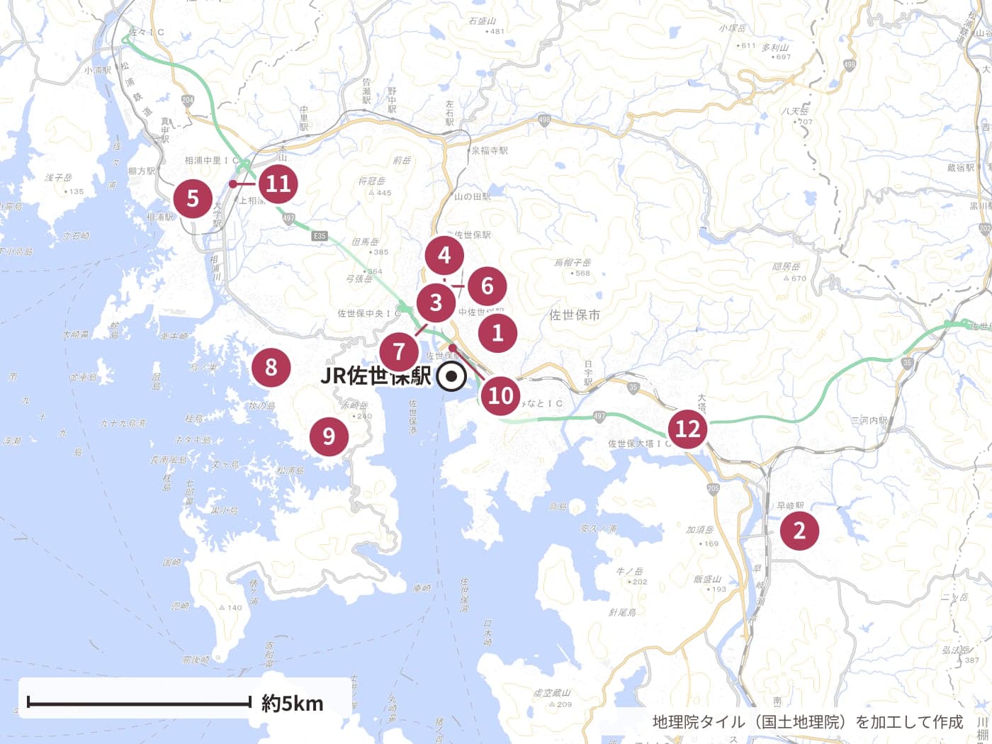 佐世保市の地図に12施設を番号で示した位置図。JR佐世保駅の周りに幼児教育センター・子ども発達センター・市立図書館・中央公園・きららパーク・五番街が集まり、西の海側に海きらら、南西に森きらら、北西の相浦に児童センターと道の駅させぼっくす99、南東の大塔にイオン大塔、東の早岐方面に東部子育て支援センターがあります