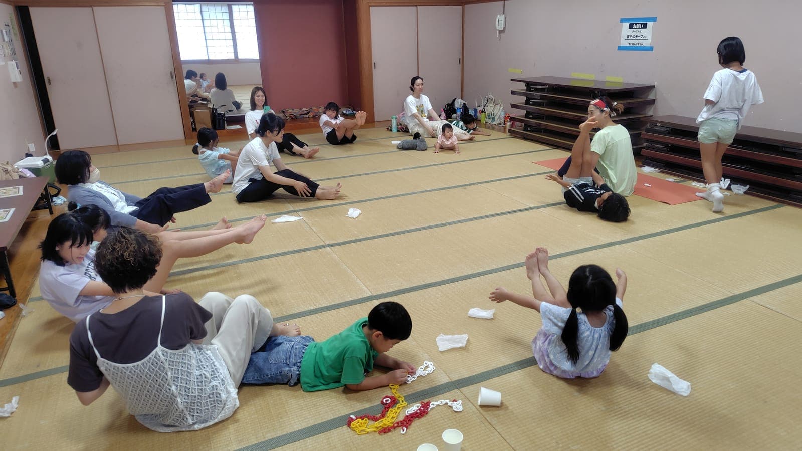 親子でストレッチする会場を引きで写した写真